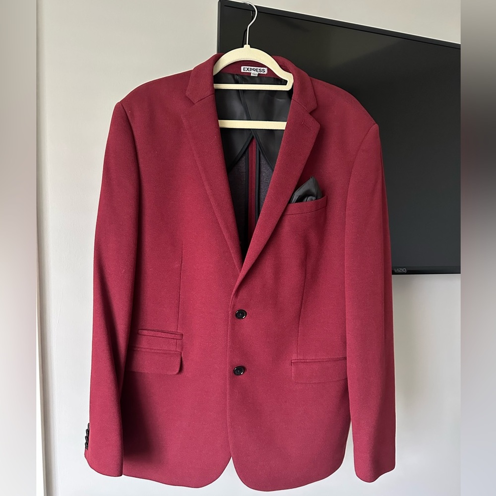 Maroon men’s blazer! Perfect with slacks or jeans and a crew neck tee!